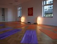 Yoga: Der Übungsraum ist über 60 qm groß,
3,5 m hoch und hat einen freundlichen Parkettboden. Durch die drei großen Fenster ist er auch richtig hell. - yogaRaum Tübingen