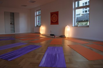 Yoga: Der Übungsraum ist über 60 qm groß,
3,5 m hoch und hat einen freundlichen Parkettboden. Durch die drei großen Fenster ist er auch richtig hell. - yogaRaum Tübingen