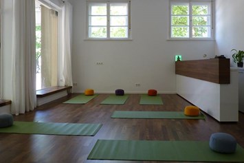 Yoga: https://scontent.xx.fbcdn.net/hphotos-xpa1/t31.0-8/s720x720/1272521_693335544029383_2031480497_o.jpg - Yoga Studio