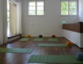 Yoga: https://scontent.xx.fbcdn.net/hphotos-xap1/t31.0-8/s720x720/1272521_693335544029383_2031480497_o.jpg - Yoga Studio