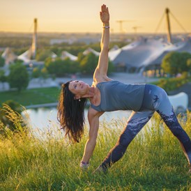 Yoga: Utthita Trikonasana - Renate Gezzele / Fünf Elemente Yogastudio