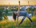 Yoga: Utthita Trikonasana - Renate Gezzele / Fünf Elemente Yogastudio
