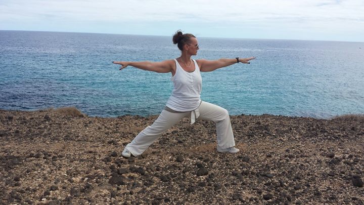 Yoga: https://scontent.xx.fbcdn.net/hphotos-xta1/t31.0-8/q81/s720x720/12030355_879274835497652_7950790787308304299_o.jpg - Arundhati Yoga