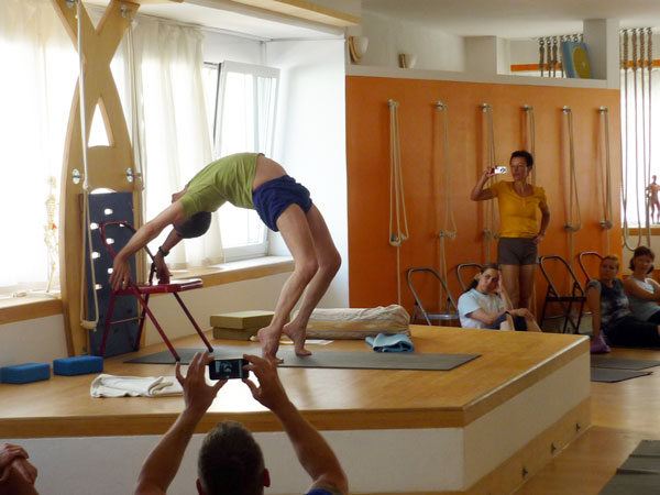 Clase de yoga - München Maxvorstadt - Michael zeigt vor - IYOGA