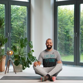 Yoga: Marlon Jonat ist Yogalehrer und Coach. Er ist der Gründer von yoga-salzkotten.de und athletic yoga.  - Marlon Jonat | yoga-salzkotten.de