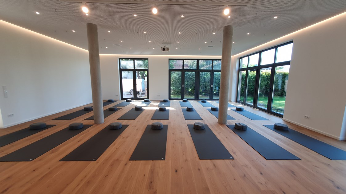 Yoga: Das neue Athletic Yoga Studio mit 100m² großem Yogaraum - Marlon Jonat | yoga-salzkotten.de