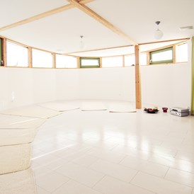 Yoga: Unser einzigartiger ovaler Yogaraum (55 m²) mit nur 11 Teilnehmern pro Kurs sorgt für eine entspannte Atmosphäre! - Karin Kleindorfer - yogahaus-in-zuchering