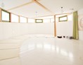Yoga: Unser einzigartiger ovaler Yogaraum (55 m²) mit nur 11 Teilnehmern pro Kurs sorgt für eine entspannte Atmosphäre! - Karin Kleindorfer - yogahaus-in-zuchering