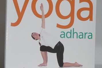Yoga: Mit der CD "Yoga adhara" können Anfänger und Wiedereinsteige auch Zuhause ganz einfach üben.
Die CD wurde entwickelt und aufgenommen von Karin Kleindorfer (Gründerin des Yogahauses) - Karin Kleindorfer - yogahaus-in-zuchering