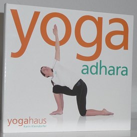 Yoga: Mit der CD "Yoga adhara" können Anfänger und Wiedereinsteige auch Zuhause ganz einfach üben.
Die CD wurde entwickelt und aufgenommen von Karin Kleindorfer (Gründerin des Yogahauses) - Karin Kleindorfer - yogahaus-in-zuchering