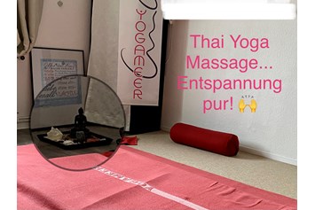 Yoga: Thai Yoga Massage…
In bequemer Kleidung empfangen Sie die Massage. Sanfte Bewegungen, Berührungen dehnen und lockern den Körper.  - YOGA MEER - Corinna Lange