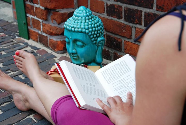 Yoga: https://scontent.xx.fbcdn.net/hphotos-frc3/t31.0-8/s720x720/1926091_684272858283373_515178322_o.jpg - Yoga.Zeit