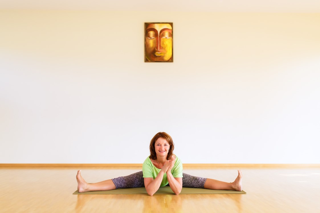 Yoga: Ulrike Göpelt im Kursraum, freut sich auf Euch - Ulrike Goepelt