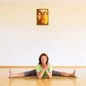 Yogakurs - Ulrike Göpelt im Kursraum, freut sich auf Euch - Ulrike Goepelt