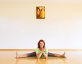 Yoga: Ulrike Göpelt im Kursraum, freut sich auf Euch - Ulrike Goepelt