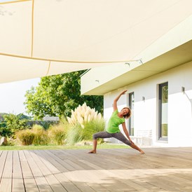 Yoga: Ulrike Göpelt auf der Terrasse - Ulrike Goepelt