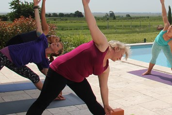 Yoga: Yoga am See - Claudia Nila Vogt - TheBodyMindSchool