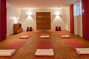 Yoga: Das ist unser Yogastudio mit Eichenholzboden und Fußbodenheizung, schönem Licht und reichlich Platz - Institut für Yoga und Tanztherapie