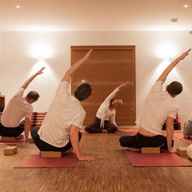 Yoga: Beim Einstimmen und Aufwärmen - Flankendehnung - Institut für Yoga und Tanztherapie