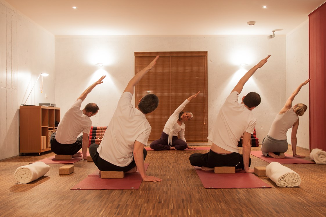 Yoga: Beim Einstimmen und Aufwärmen - Flankendehnung - Institut für Yoga und Tanztherapie
