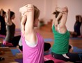 Yoga: anusarayoga acroyoga yogaschüler schulterdehnung frankfurt - SAKTI YOGA
