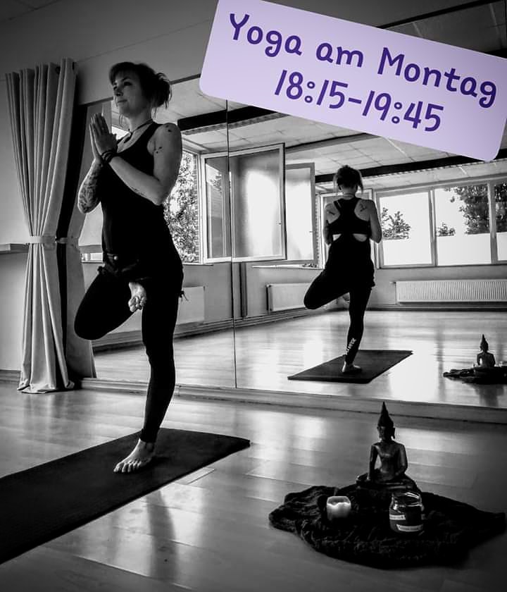 Clase de yoga - vorhandenes Yogazubehör: Sitz- / Meditationskissen - Namaste - Anne Lorenz @Annehata Yoga