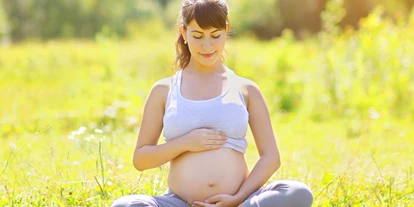 Yoga course - vorhandenes Yogazubehör: Stühle - The Mothers Journey - Schwangerschafts Yoga Ausbildung