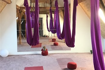 Yoga: Das Studio mir Blick auf das Paderquellgebiet. - Leonore Hecker /yogaquelle paderborn