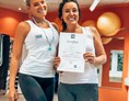 Yogalehrer Ausbildung: So sieht eine glückliche Absolventin mit ihrem Zertifikat aus. Wir sagen Herzlichen Glückwunsch! - Online Trainer Lizenz - Ausbildung zum/r Yogalehrer/in