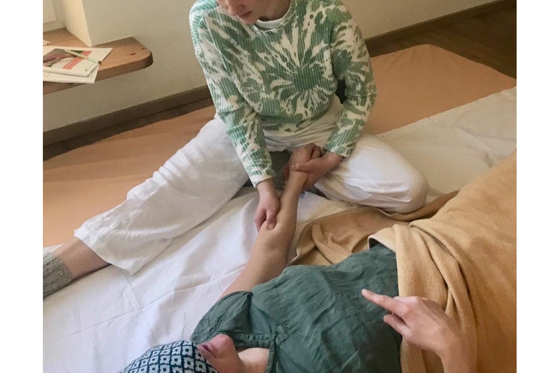 Yoga: So sieht es aus, wenn ich Shiatsu gebe. Ich freue mich immer wieder über neue Klienten :) !! - HerzYoga