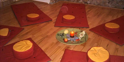 Yoga course - vorhandenes Yogazubehör: Sitz- / Meditationskissen - Schwabenheim an der Selz - Heidi Conradt-Kramlinger / Praxis für köperorientierte Selbsterfahrung