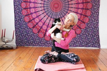 Yoga: Katrin Müller
- zertifizierte Yogalehrerin -
katrin.mueller@yogawege.net - YogaWege Brandenburg