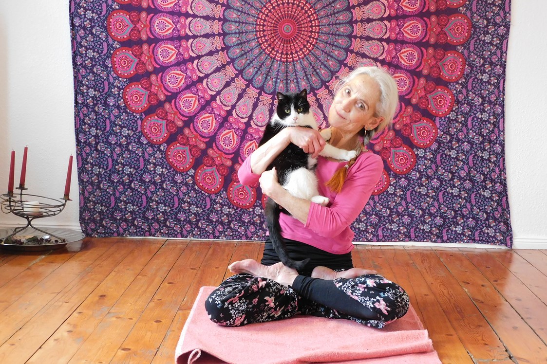 Yoga: Katrin Müller
- zertifizierte Yogalehrerin -
katrin.mueller@yogawege.net - YogaWege Brandenburg