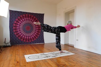 Yoga: Mit Yoga durch die Pandemie

Besuche unsere Online-Yogastunden, übe mit unseren Audio-Aufnahmen, benutze unser Online-Buch „Asana-Basis“ , besuche eine Privatstunde bei Katrin oder Rolf - YogaWege Brandenburg