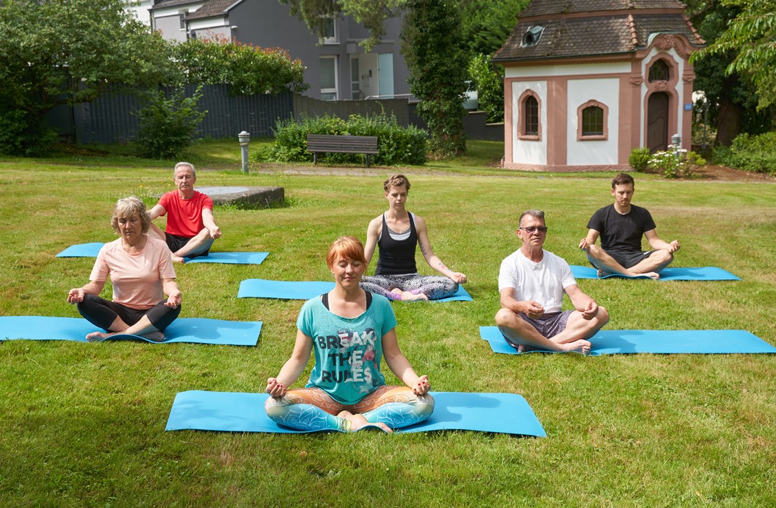 Yoga: Yoga und Entspannung unter freiem Himmel. - Auszeit