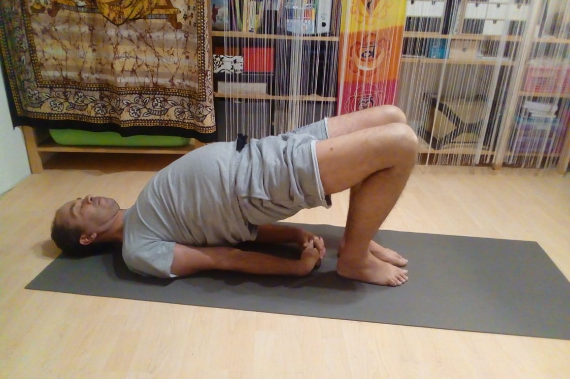Yoga: Ich bei der Schulterbrücke - Yoga mit Torsten