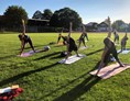 Yoga: Outdoor Yoga im Sommer ist auch mit dabei - Yogaflow Rosenheim