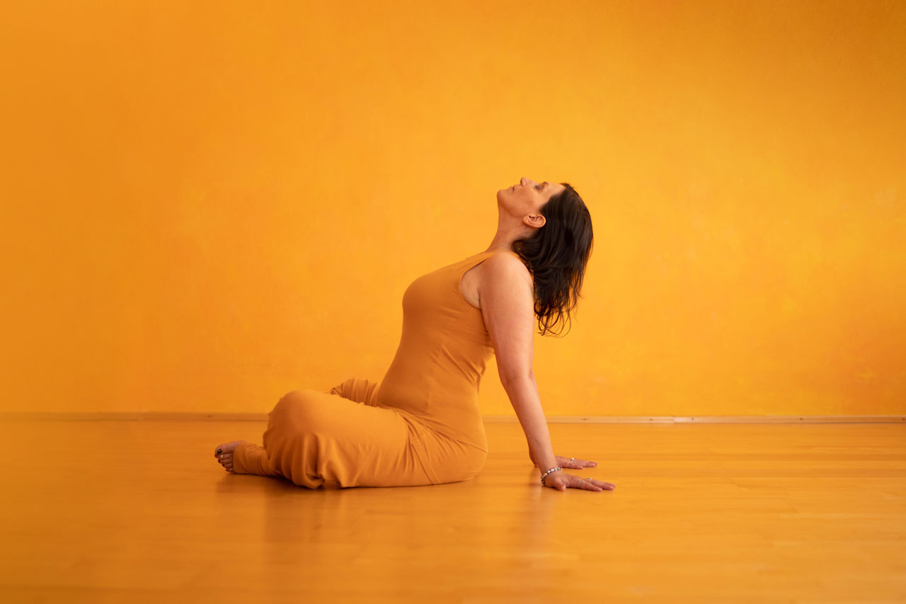 Yoga course - vorhandenes Yogazubehör: Yogagurte - North Rhine-Westphalia - Yogahaltung Baddha Konasana, Schmetterling - Yoga Zentrum Minden: Mit vielseitig inspirierten Klassen, die sich nicht immer einem einzigen Stil zuordnen lassen, hole ich dir die Vielfalt des Yoga auf die Matte - Hatha, Restorative, Yin, Vinyasa!