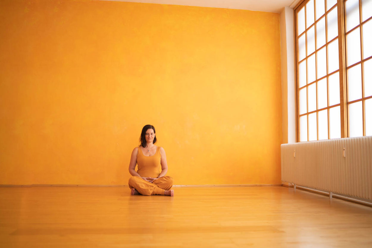 Yoga: Yogahaltung Sukhasana, angenehmer Sitz - Yoga Zentrum Minden: Mit vielseitig inspirierten Klassen, die sich nicht immer einem einzigen Stil zuordnen lassen, hole ich dir die Vielfalt des Yoga auf die Matte - Hatha, Restorative, Yin, Vinyasa!