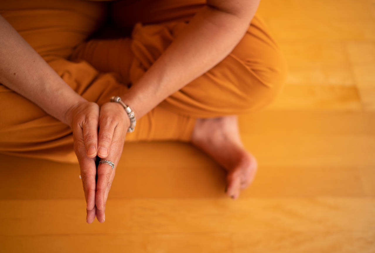 Yoga course - vorhandenes Yogazubehör: Yogagurte - North Rhine-Westphalia - Yin Yogahaltung Quadrat - Yoga Zentrum Minden: Mit vielseitig inspirierten Klassen, die sich nicht immer einem einzigen Stil zuordnen lassen, hole ich dir die Vielfalt des Yoga auf die Matte - Hatha, Restorative, Yin, Vinyasa!