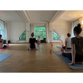Yoga: Ich biete Yoga-Kurse zurzeit ausschließlich in geschlossenen Gruppen von maximal 10 Teilnehmer:innen an. - Yoga | Theresia Vinyasa Flow