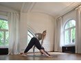 Yoga: Ich gebe gerne Hilfestellungen für eine anatomisch korrekte Ausführung der Asanas. - Yoga | Theresia Vinyasa Flow