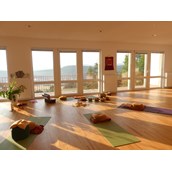 Yoga Retreat: Yoga Raum mit Blick auf den Pfälzer Wald - YOGA RETREAT * YOGA URLAUB IN DER PFALZ