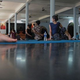 Yoga: https://scontent.xx.fbcdn.net/hphotos-xla1/t31.0-8/s720x720/1016020_624314657588479_659199039_o.jpg - Yoga in English Salzburg & Nuad Boran Thai Yoga