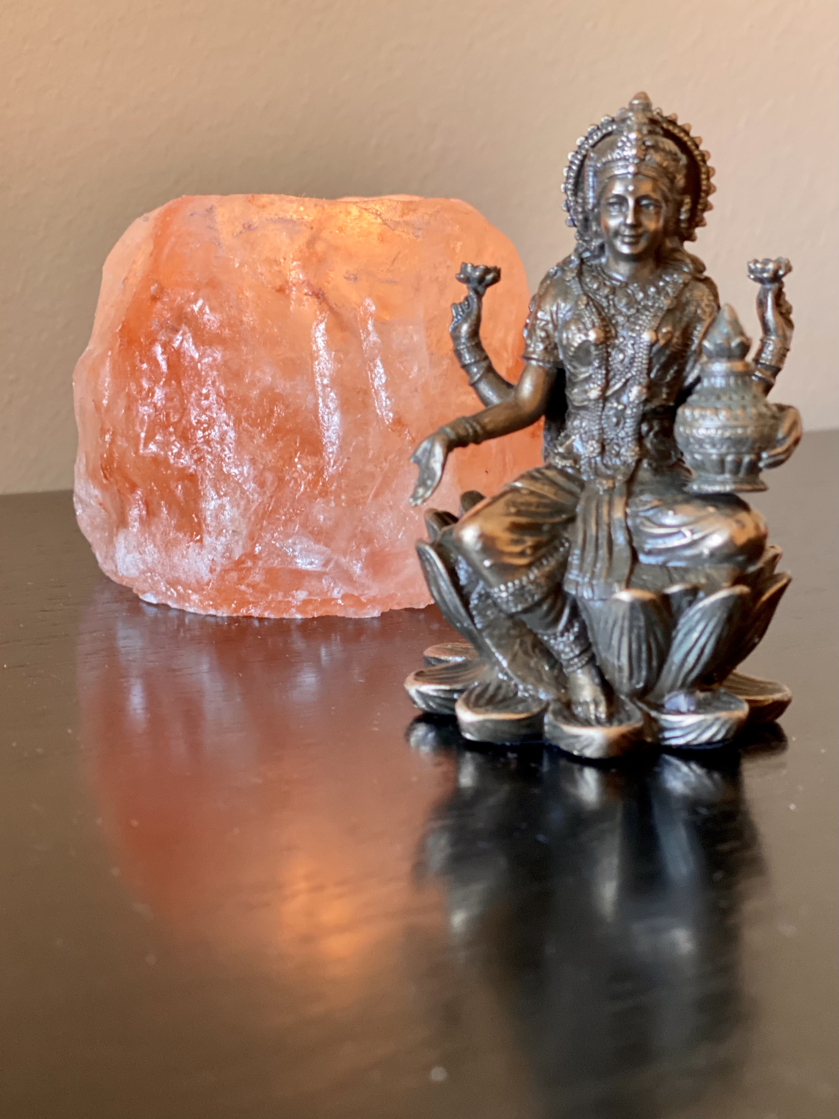Yoga: Lakshmi - die Göttin des Glücks, der Gesundheit und des geistigen Wohlbefindens wird uns begleiten und beschützen 💚🙏🏼❤️ -  YuttaYoga - Anusara Elements Yoga | Yoga für den Rücken | Beckenboden |Pränatal Yoga | 
