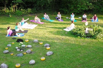 Yoga: https://scontent.xx.fbcdn.net/hphotos-frc1/t31.0-0/q86/p180x540/1913305_545273012255619_268107571_o.jpg - Yogaschule & Energiezentrum Mathilde Voglreiter
