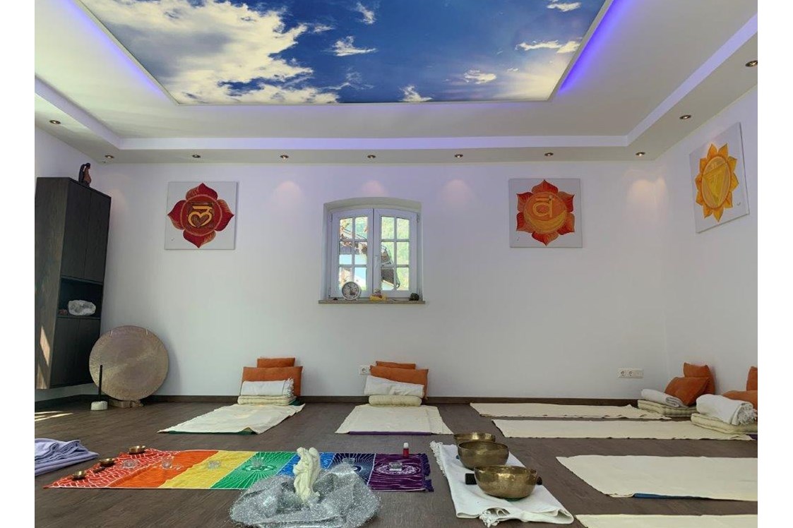 Yoga: Yogaraum mit beleuchteter Decke - Yogaschule & Energiezentrum Mathilde Voglreiter