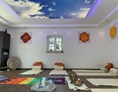Yoga: Yogaraum mit beleuchteter Decke - Yogaschule & Energiezentrum Mathilde Voglreiter