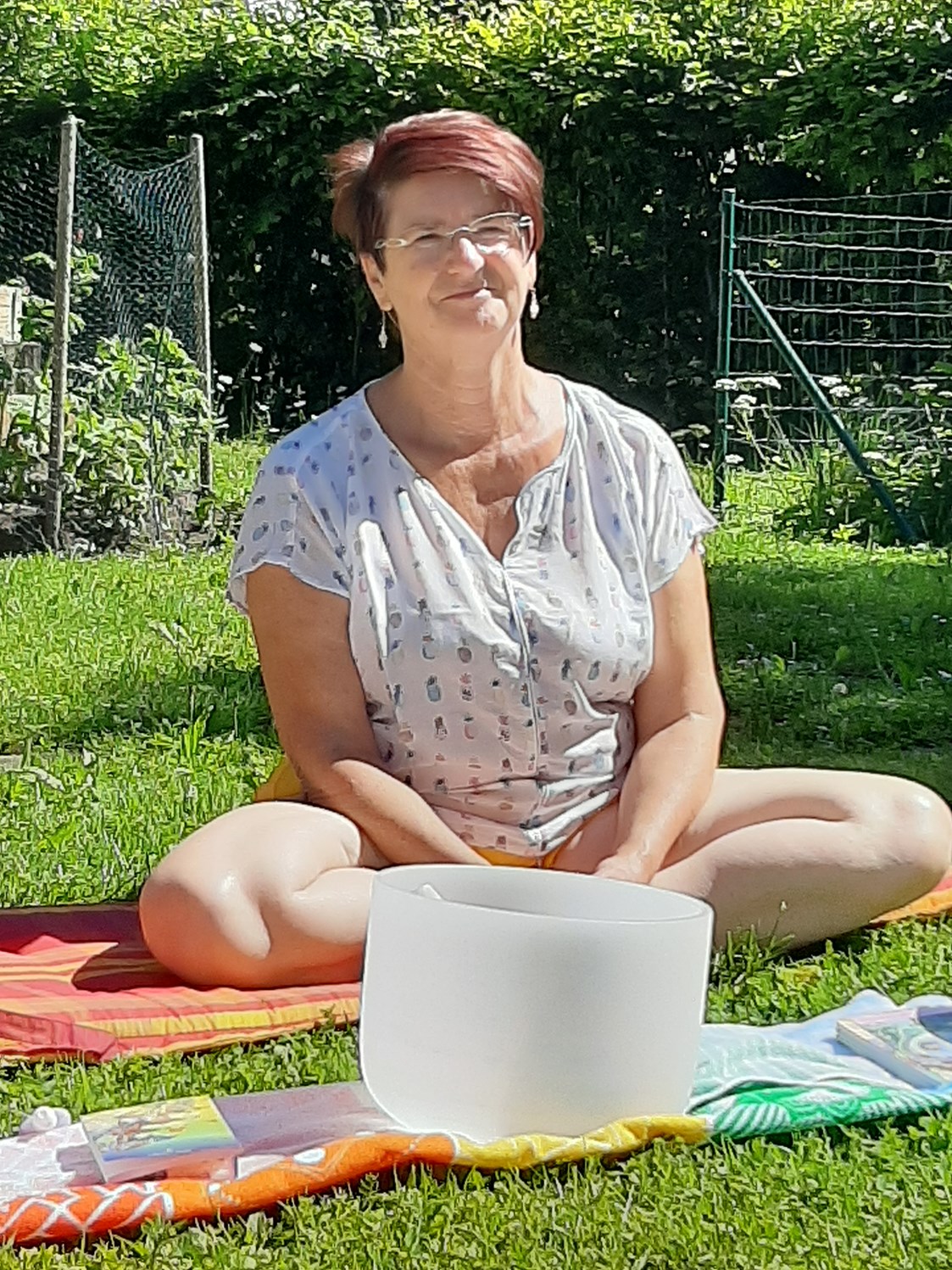 Yoga: Hatha-Yoga im Garten mit Affirmationen zu den jeweiligen Übungen und abschließender Klangschalen-Meditation - Yogaschule & Energiezentrum Mathilde Voglreiter