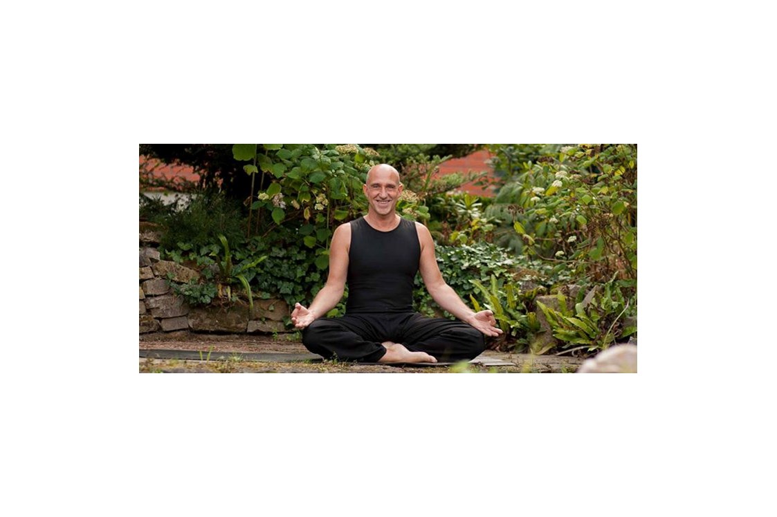 Yoga: https://scontent.xx.fbcdn.net/hphotos-xpa1/t31.0-8/s720x720/1291804_326496767487992_777885844_o.jpg - Thomas-Yoga